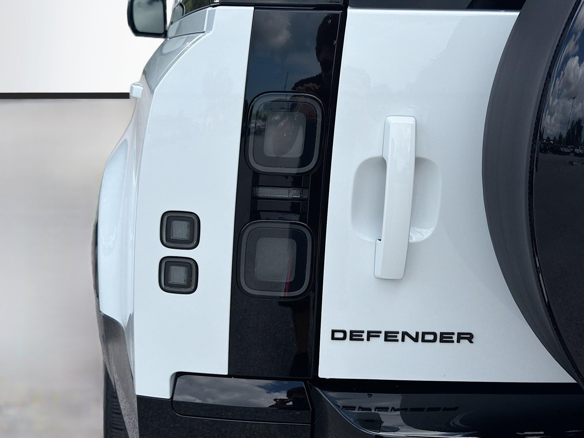 New 2026 Land Rover Defender 130 X-Dynamic SE AWD/4WD image 10