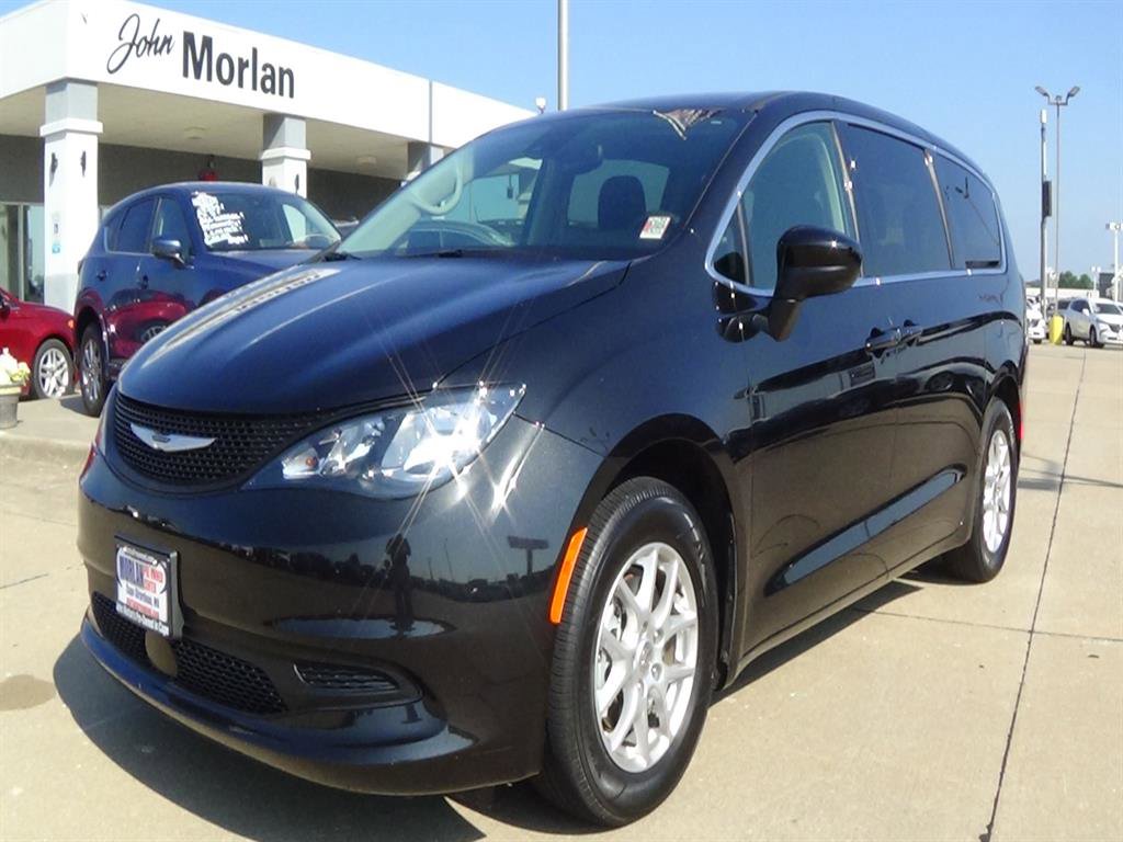 Used 2022 Chrysler Voyager LX image 2