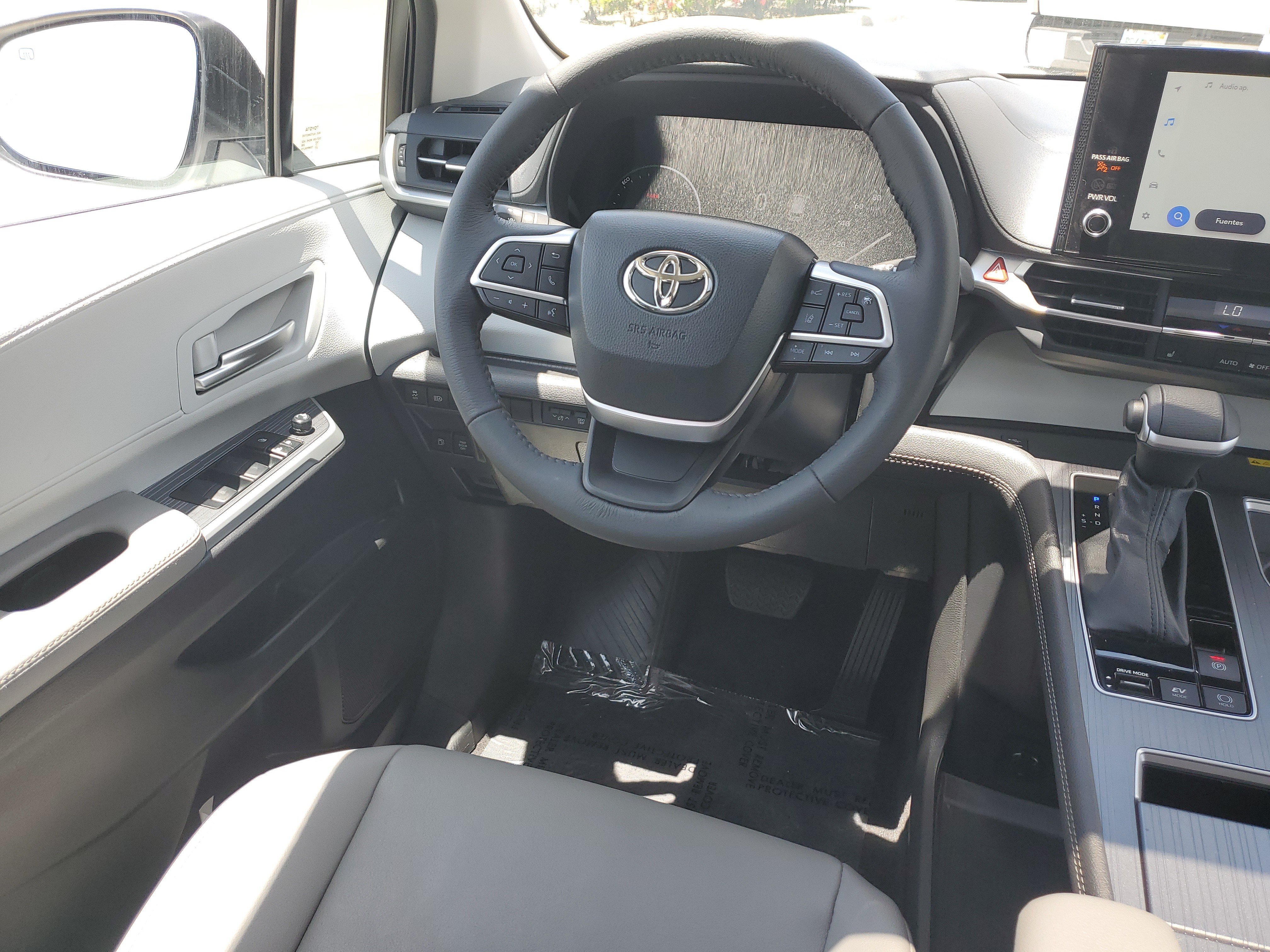 Certified 2025 Toyota Sienna XLE FWD image 17