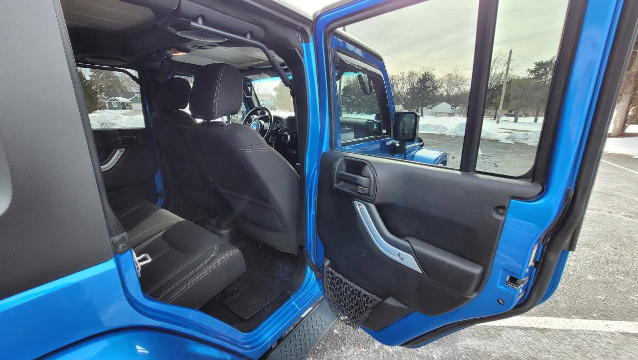 Used 2014 Jeep Wrangler Unlimited Sahara w/ Dual Top Group AWD/4WD image 15