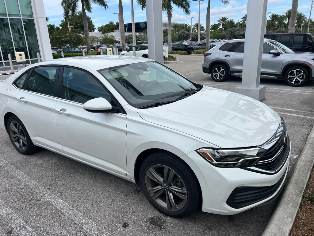 Used 2022 Volkswagen Jetta SE FWD image 2