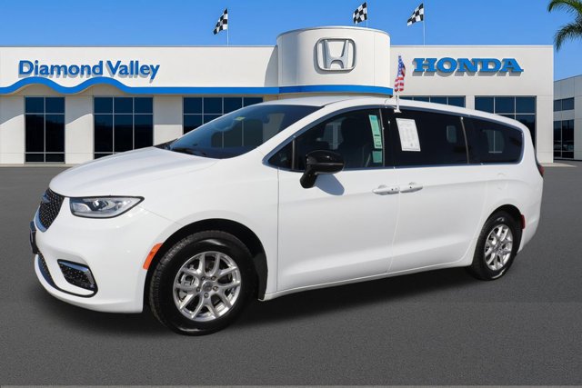 Used 2025 Chrysler Pacifica Select image 3