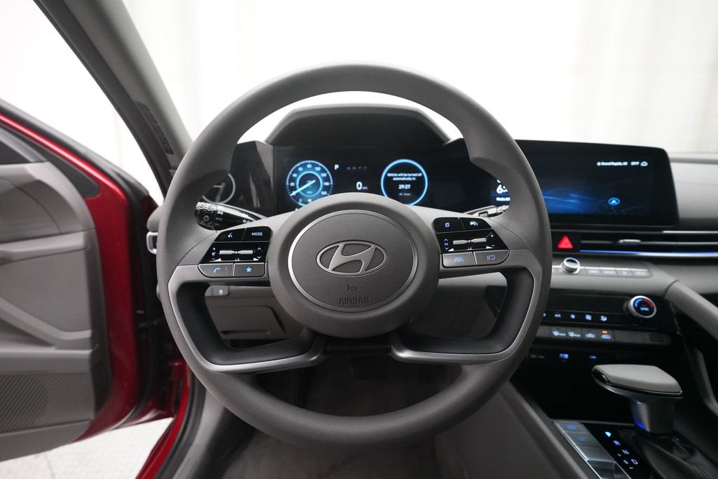 Used 2024 Hyundai Elantra Blue image 4