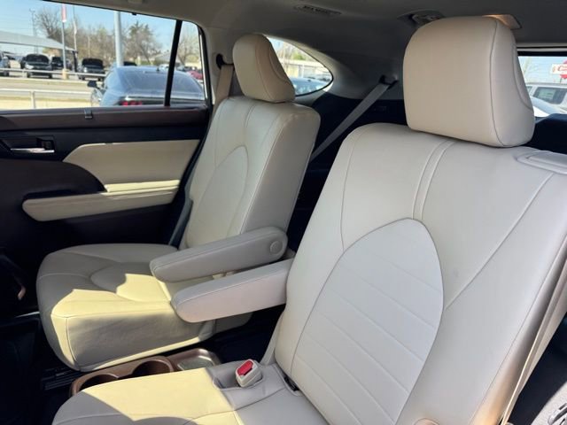 Used 2022 Toyota Highlander XLE image 14