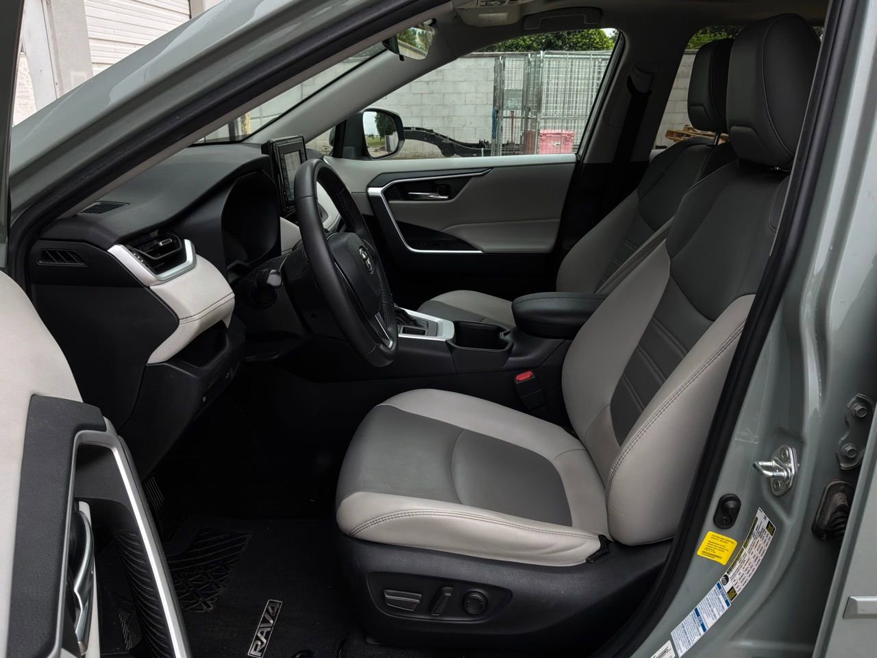 Used 2022 Toyota RAV4 XLE Premium AWD/4WD image 10