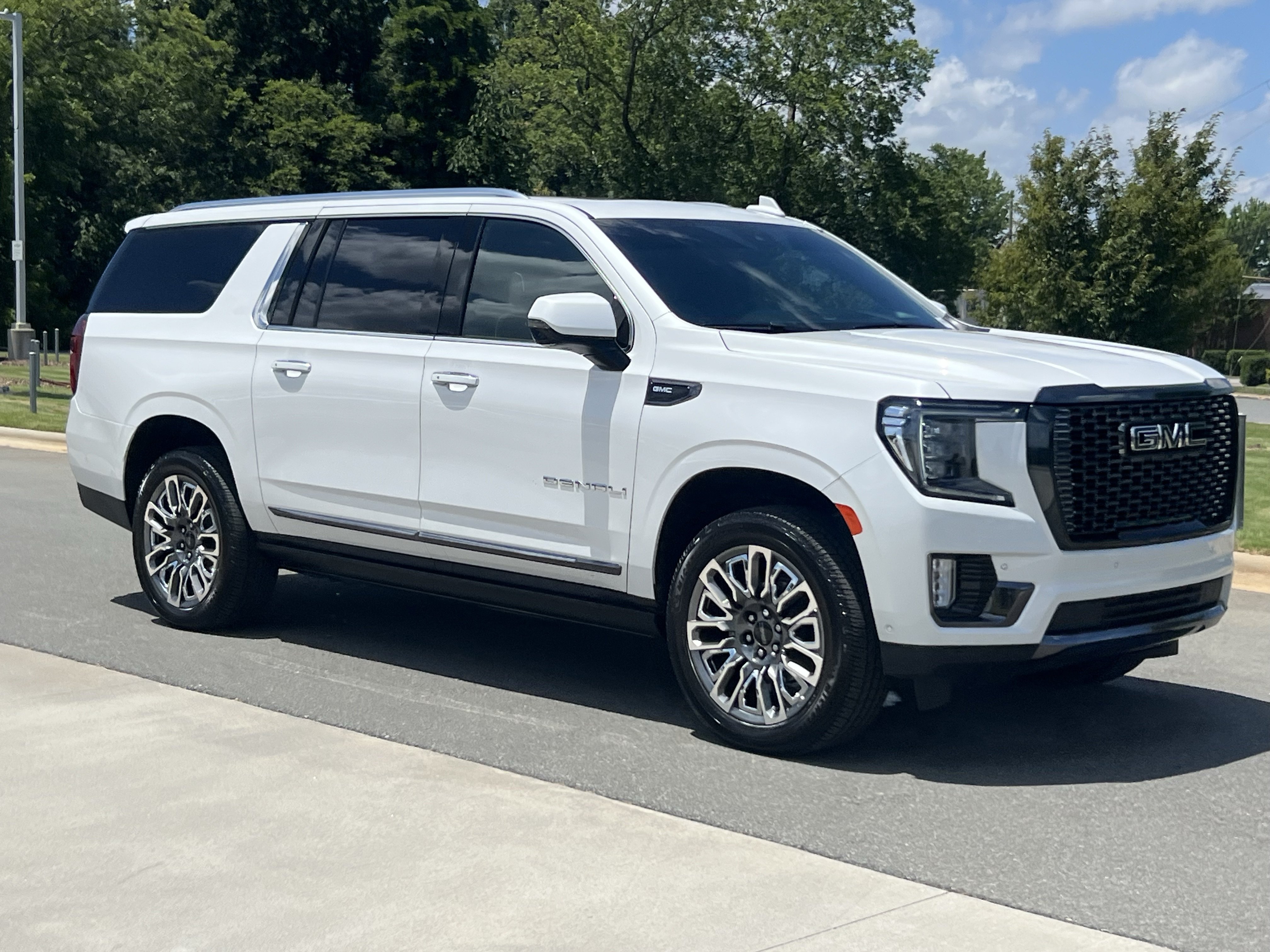 Used 2023 GMC Yukon XL Denali Ultimate AWD/4WD image 2