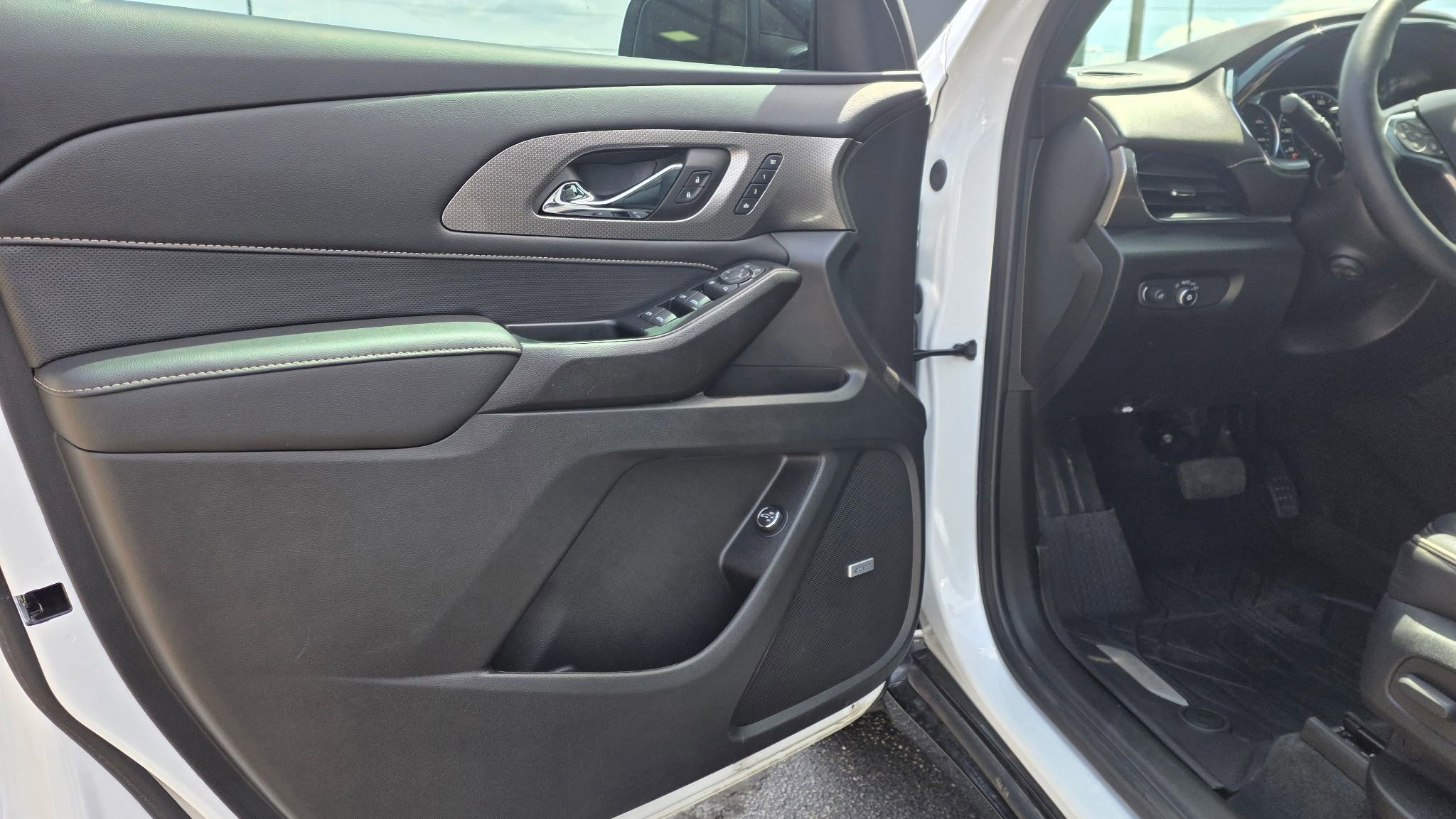Used 2023 Chevrolet Traverse Premier w/ Redline Edition FWD image 6
