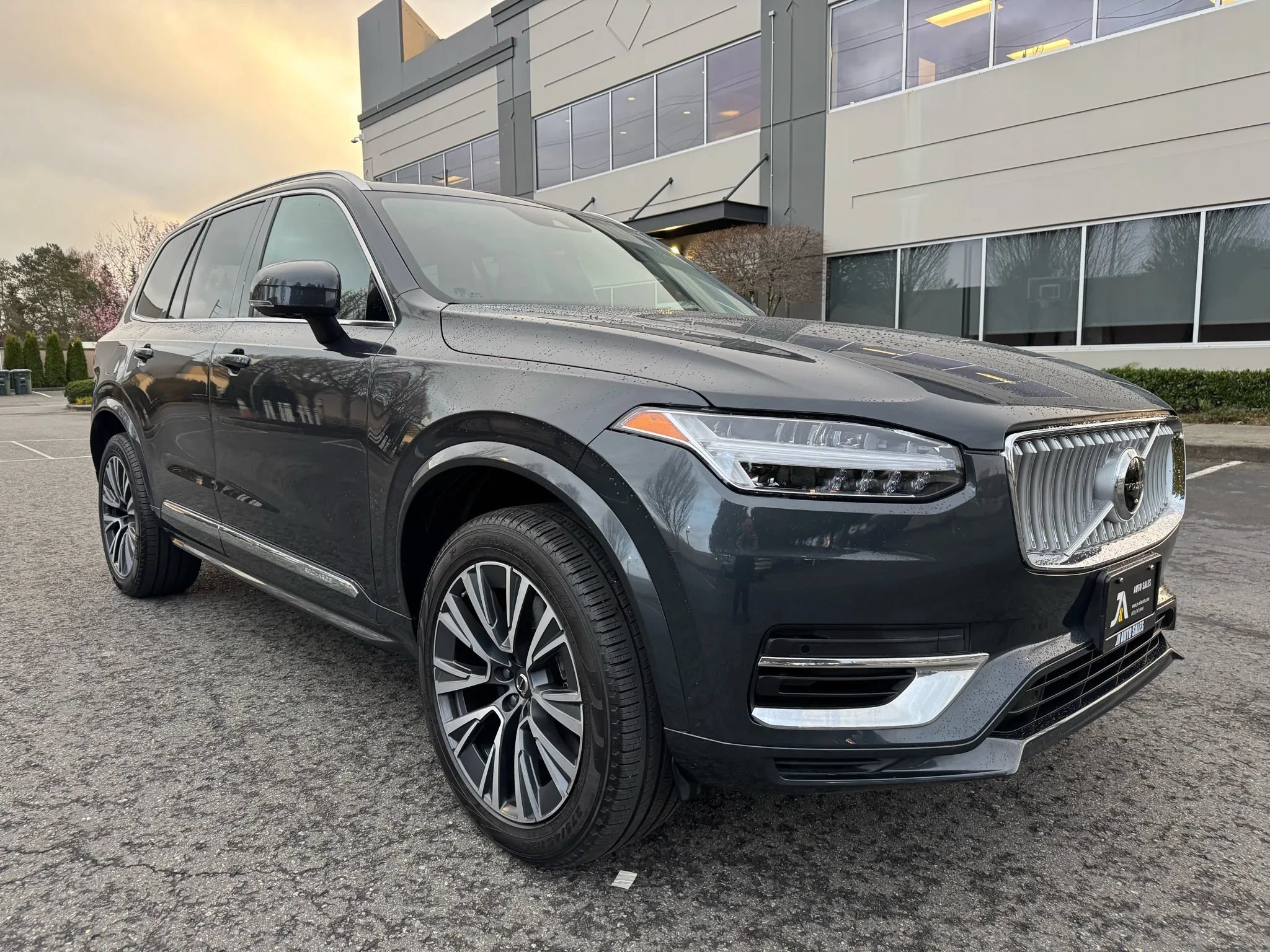 Used 2022 Volvo XC90 T8 Inscription Expression w/ Advanced Package AWD/4WD image 2
