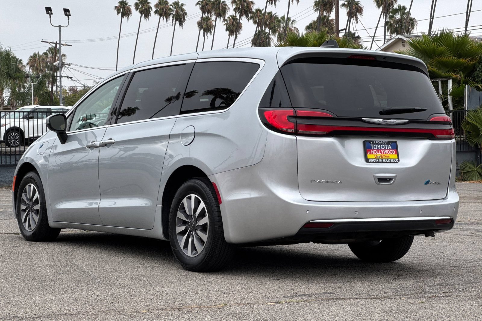 Used 2023 Chrysler Pacifica Touring-L FWD image 6