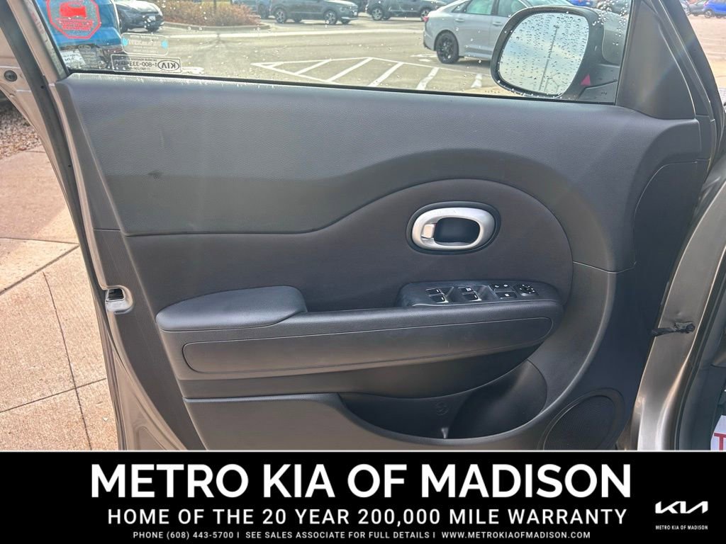 Used 2017 Kia Soul Base image 11