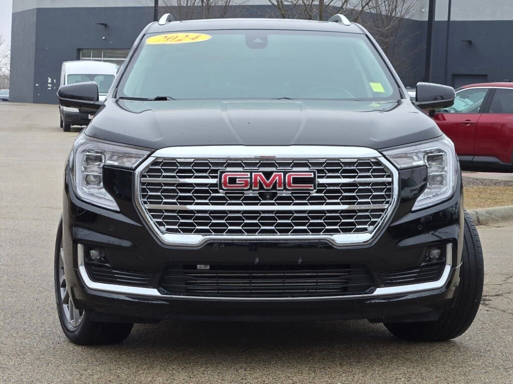 Used 2024 GMC Terrain Denali w/ Denali Premium Package image 3