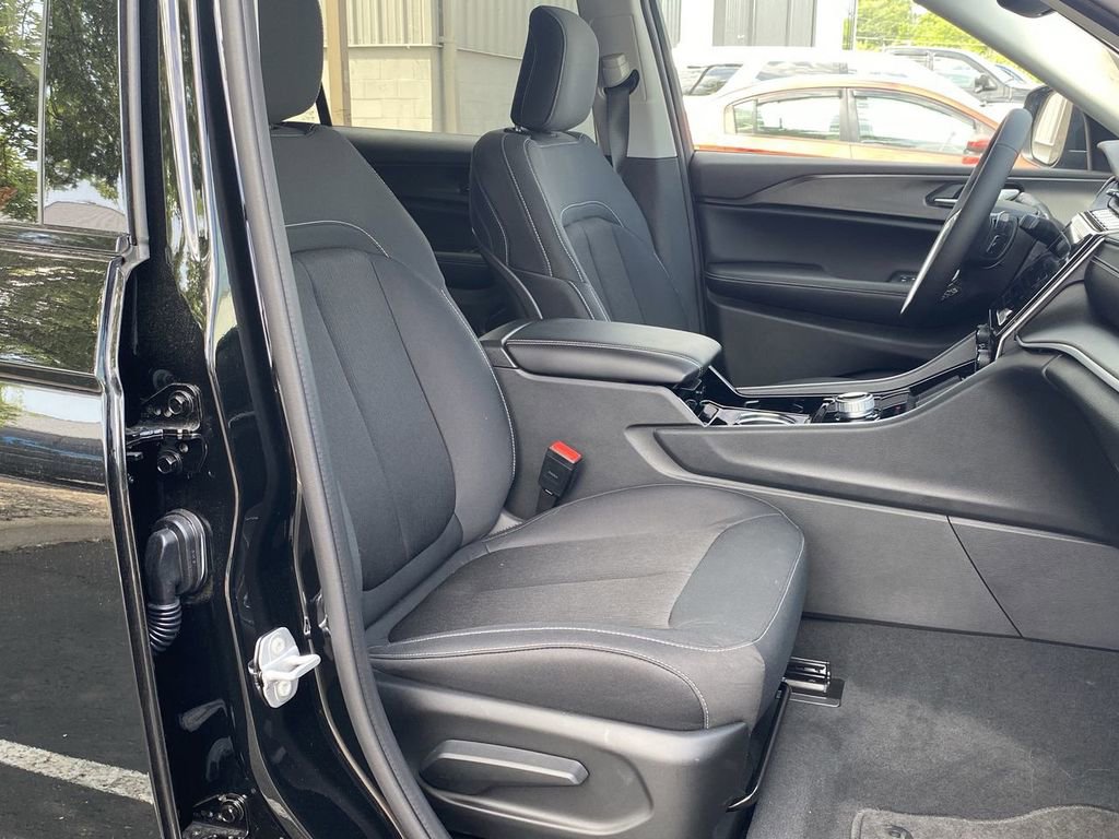 Used 2023 Jeep Grand Cherokee L Laredo AWD/4WD image 29