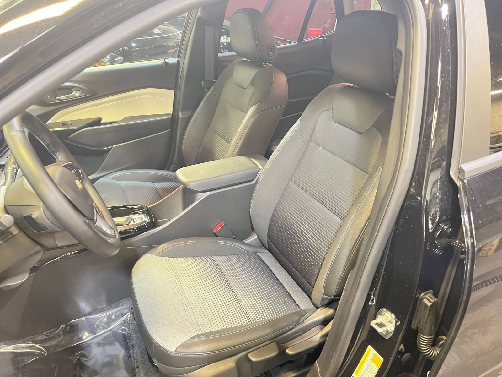 Used 2025 Chevrolet Trax LT w/ LT Convenience Package image 35