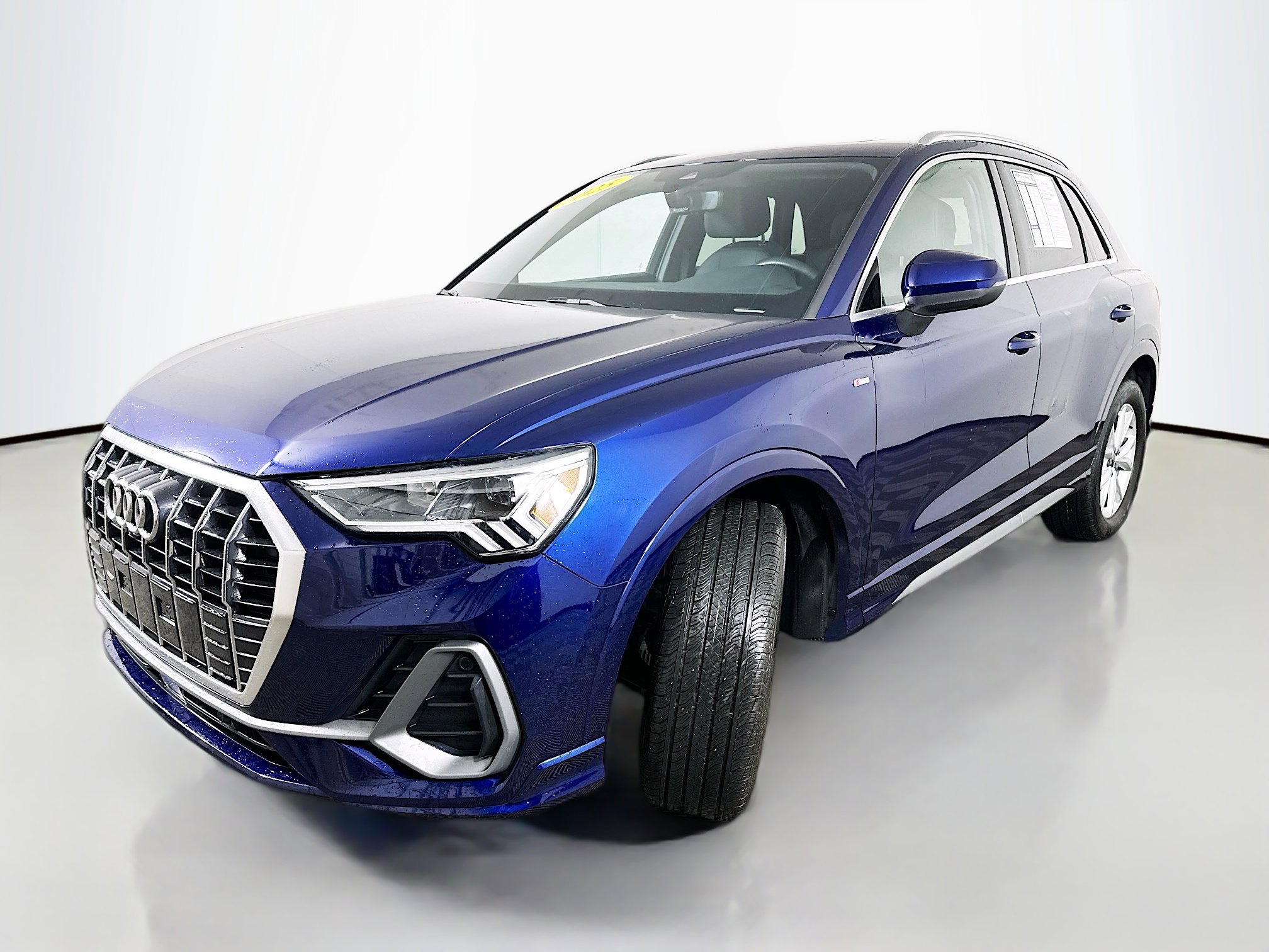 Used 2025 Audi Q3 2.0T Premium Plus w/ Premium Plus Package image 3
