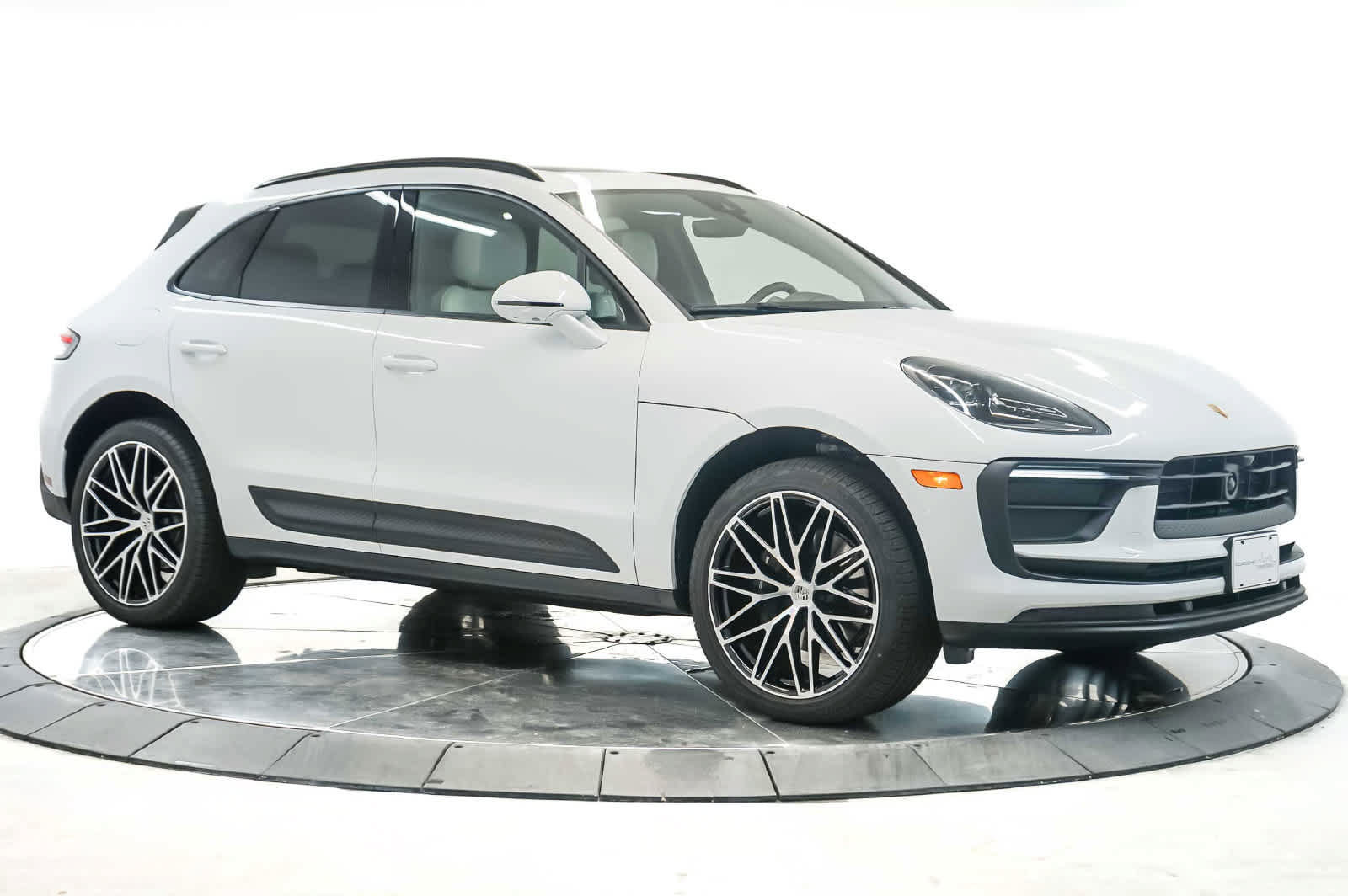 Certified 2026 Porsche Macan AWD/4WD image 7
