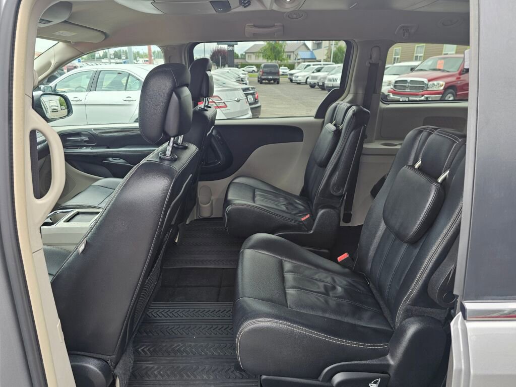 Used 2016 Chrysler Town & Country Touring image 21