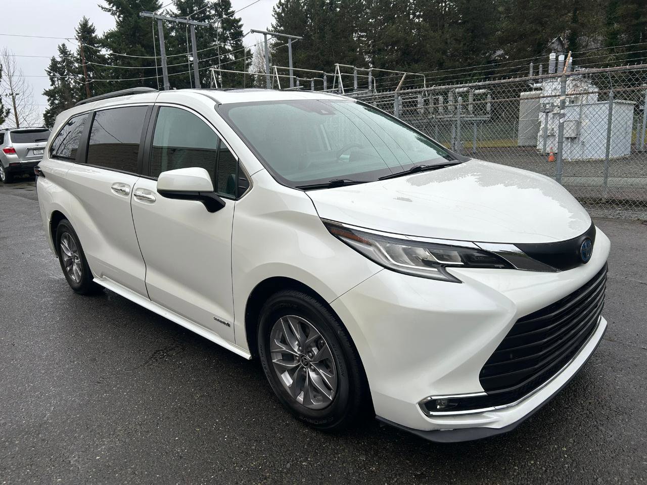 Used 2021 Toyota Sienna XLE w/ XLE Plus Package AWD/4WD image 3