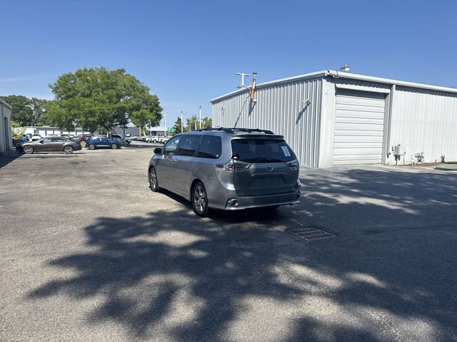 Used 2017 Toyota Sienna SE Premium FWD image 7