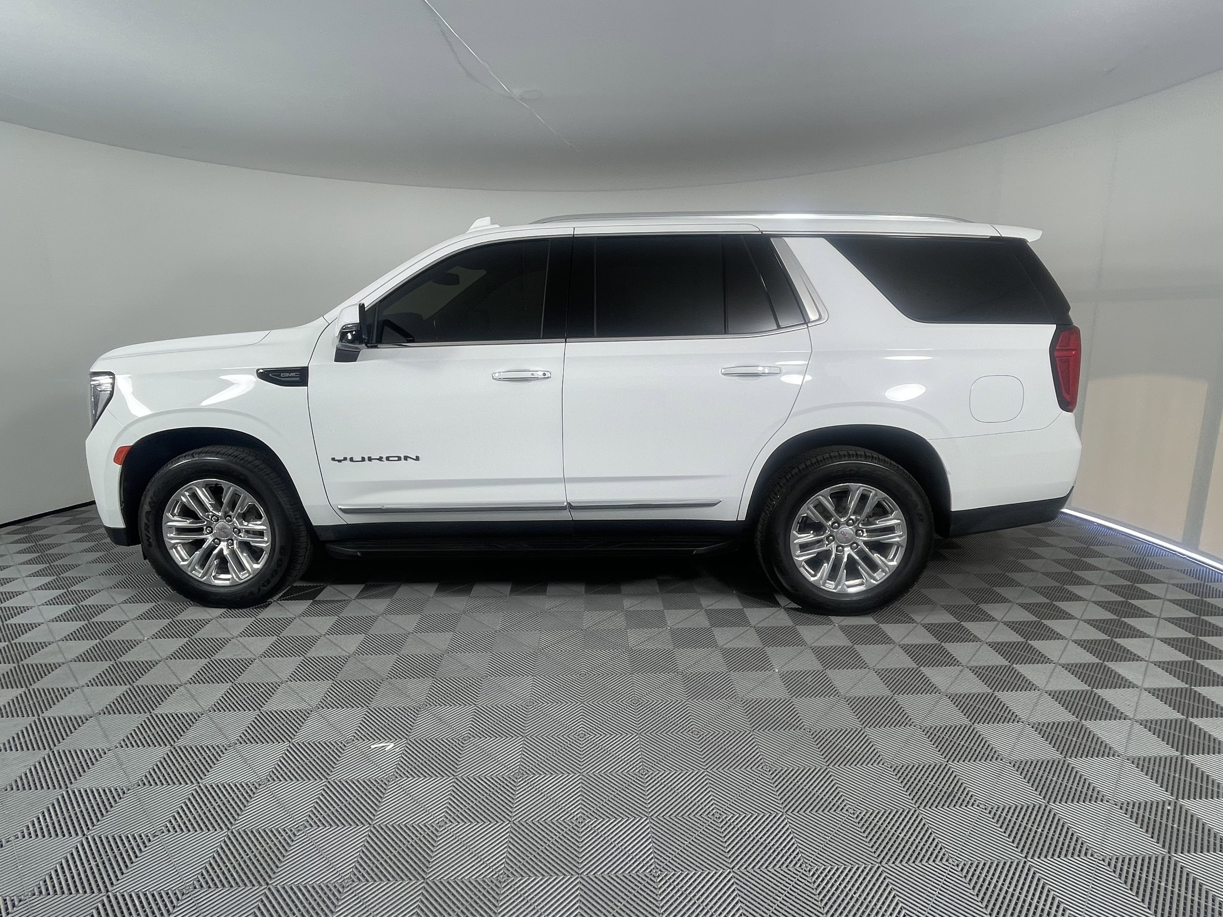 Used 2022 GMC Yukon SLT w/ SLT Luxury Package image 2