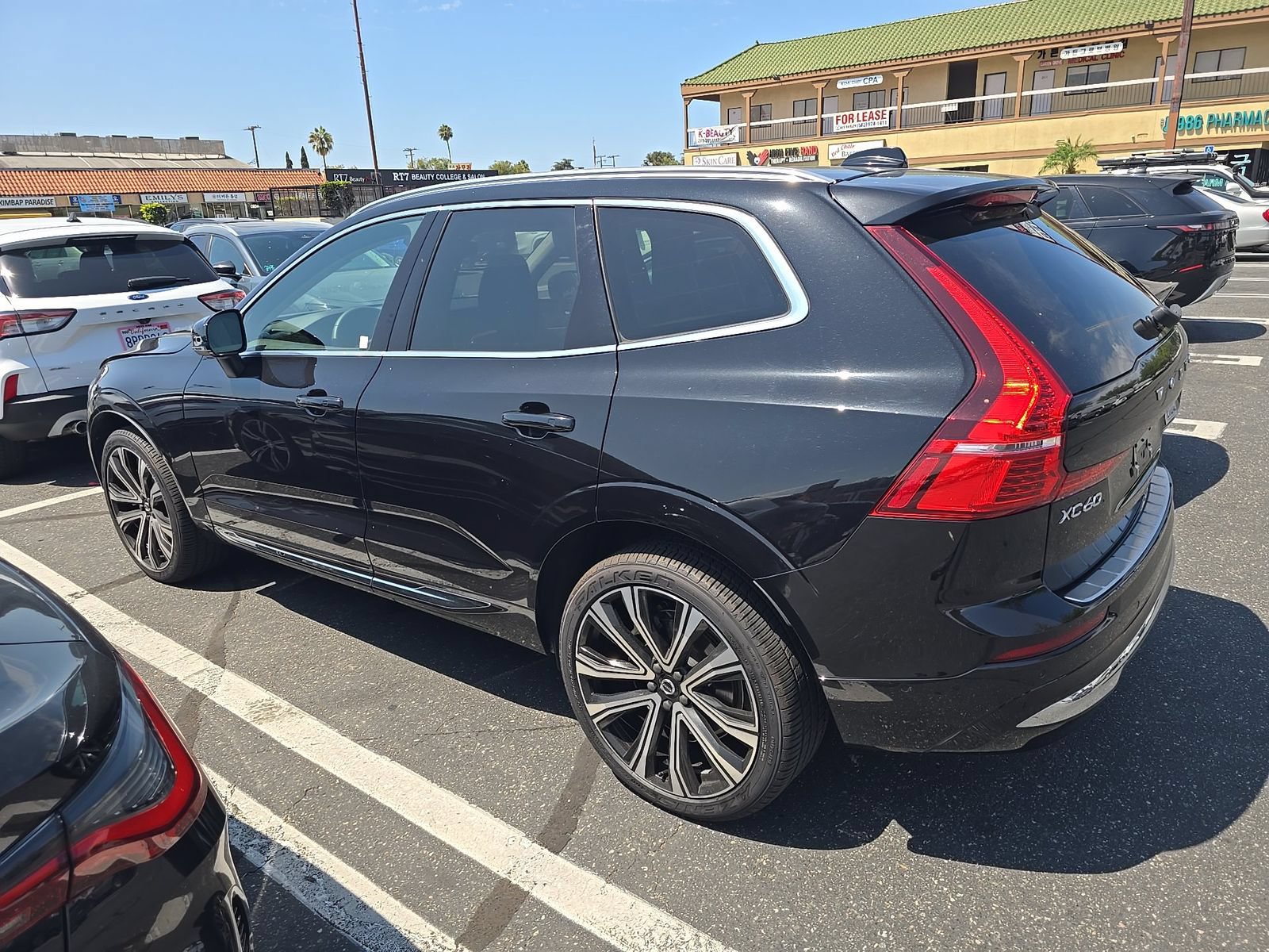 Used 2023 Volvo XC60 B6 Ultimate w/ Protection Package Premier AWD/4WD image 3