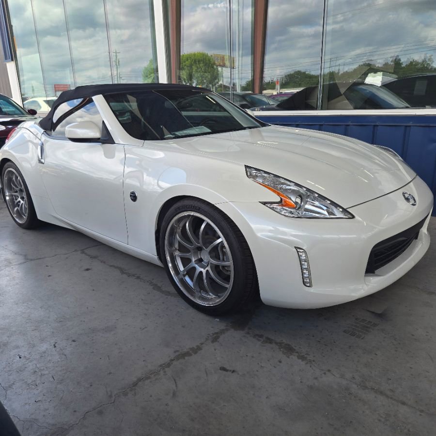 Used 2016 Nissan 370Z Touring image 3