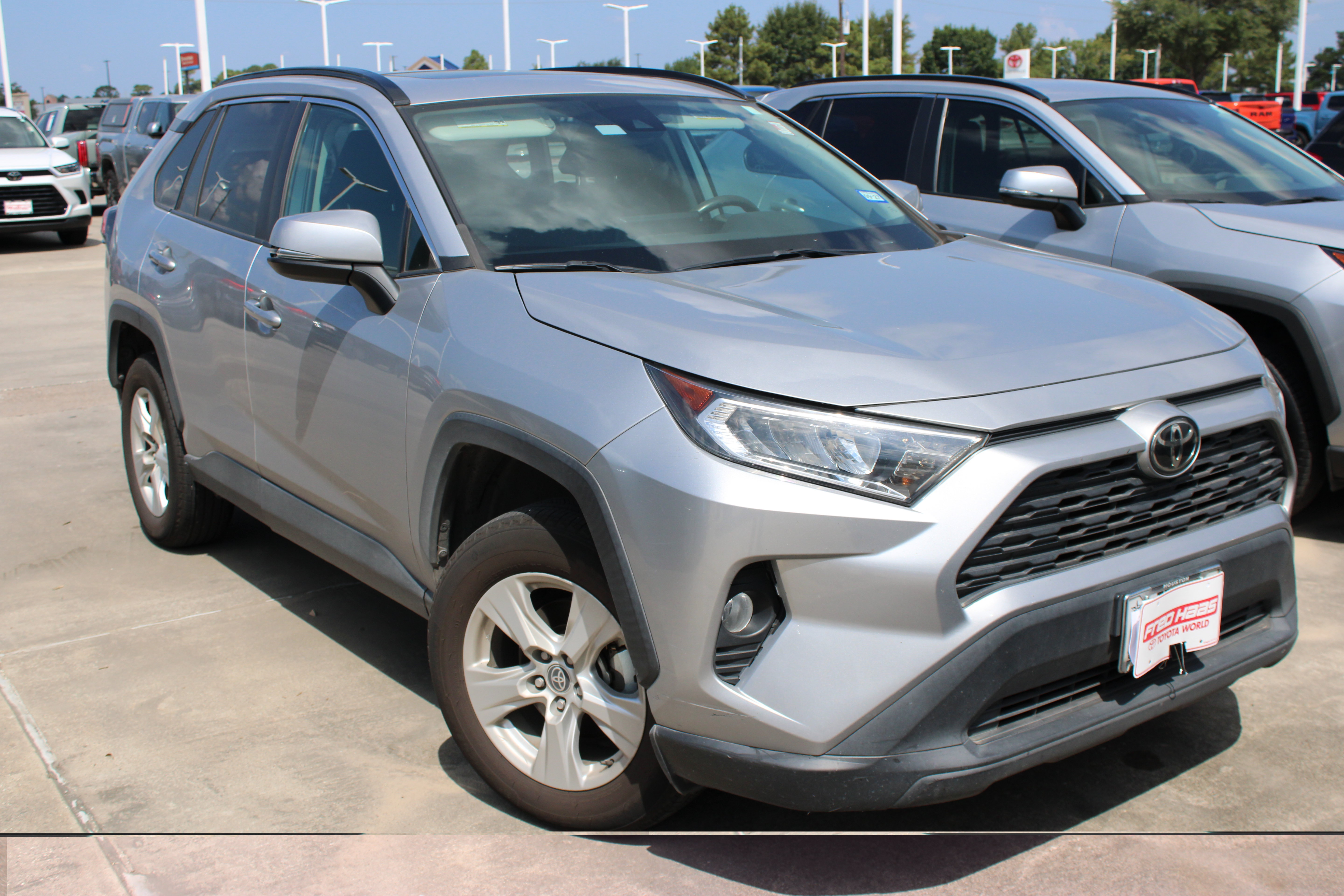 Used 2021 Toyota RAV4 XLE w/ Convenience Package FWD image 2