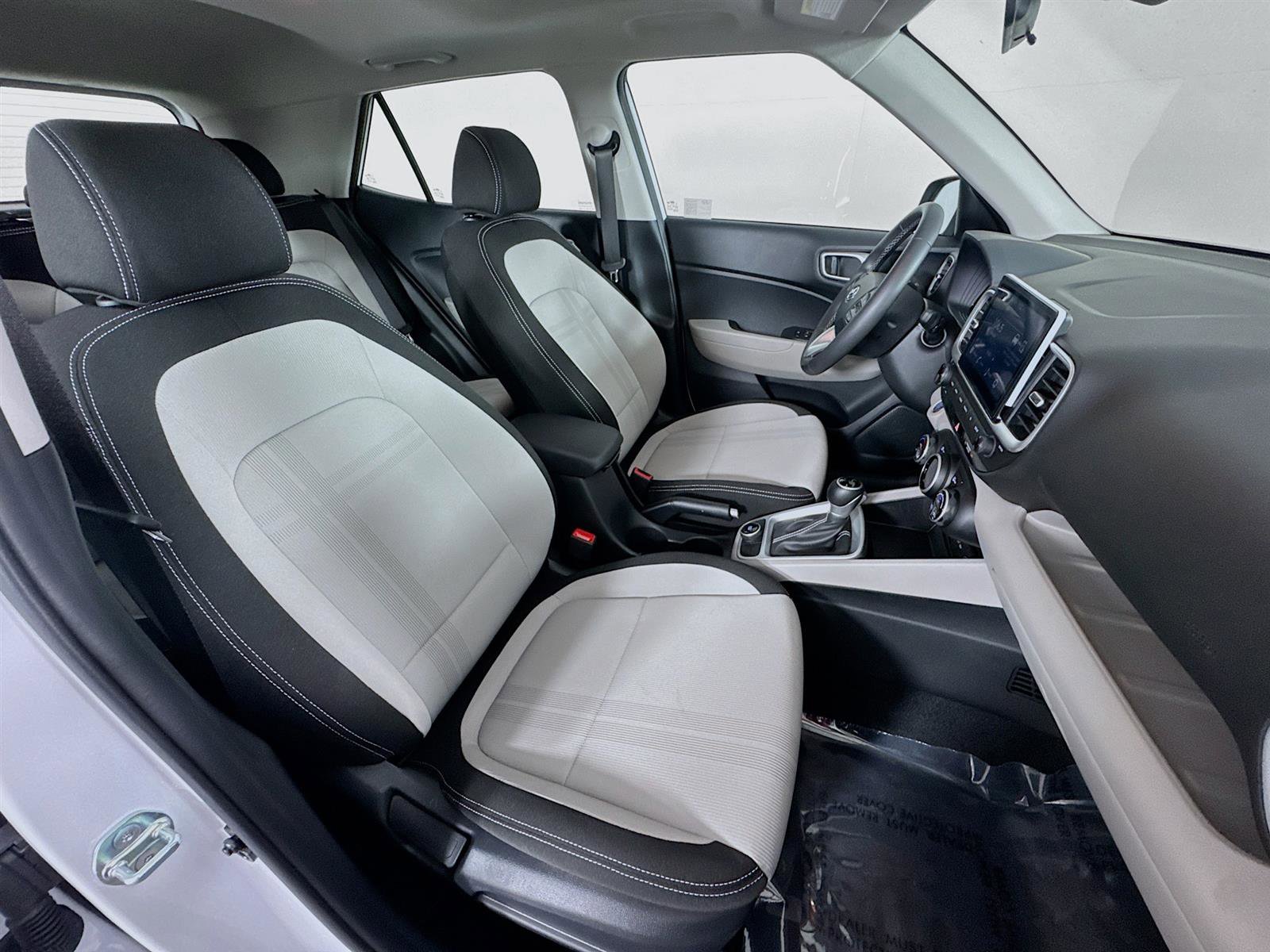 Certified 2025 Hyundai Venue SEL image 26