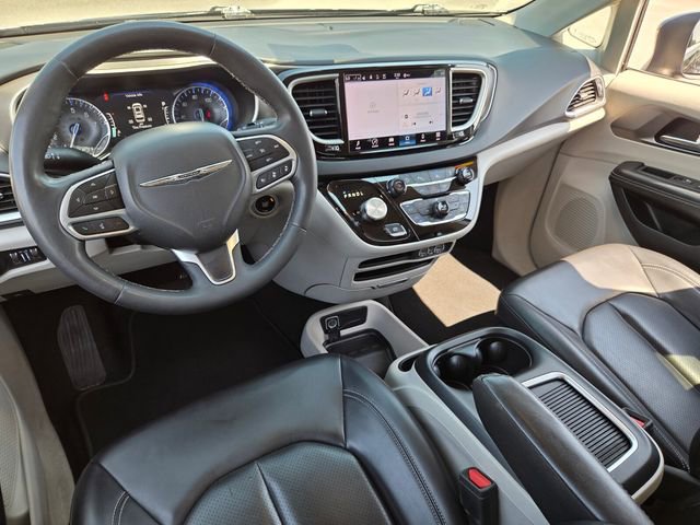 Used 2023 Chrysler Pacifica Touring-L FWD image 7