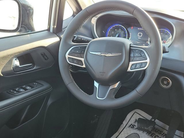 Used 2025 Chrysler Pacifica Select image 21