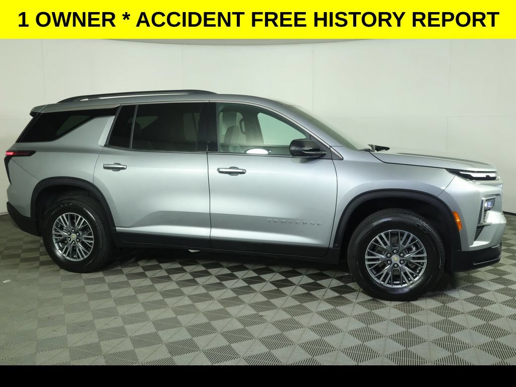 Used 2025 Chevrolet Traverse LT AWD/4WD image 2