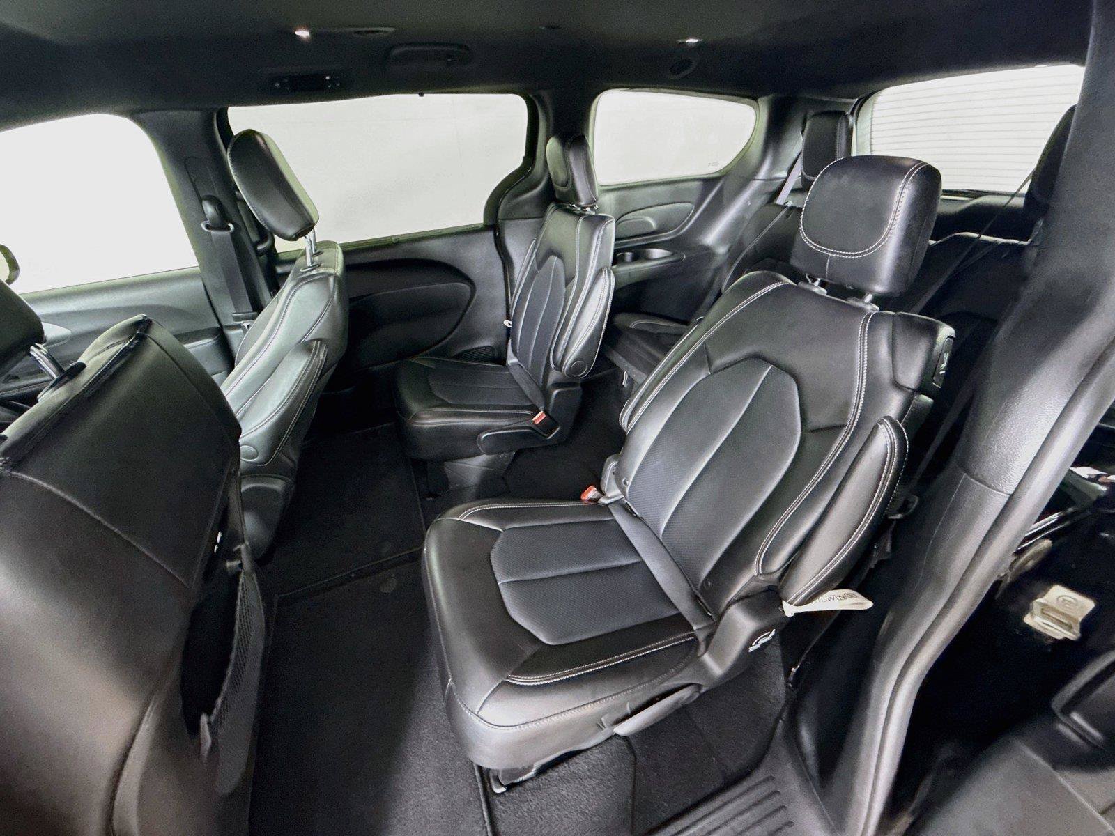 Used 2025 Chrysler Pacifica Select FWD image 11