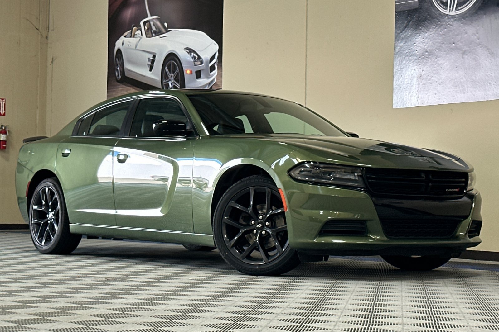 Used 2019 Dodge Charger SXT w/ Plus Group RWD image 2