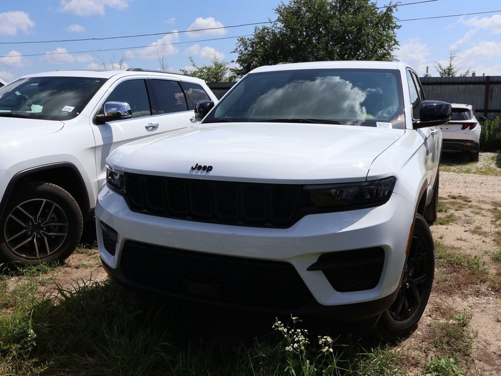 Used 2024 Jeep Grand Cherokee Altitude AWD/4WD image 4