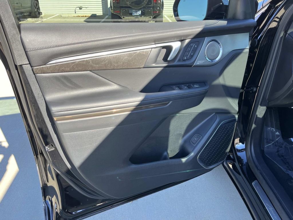 Used 2025 Buick Enclave Avenir w/ Trailering Package, 5000 lbs. image 24