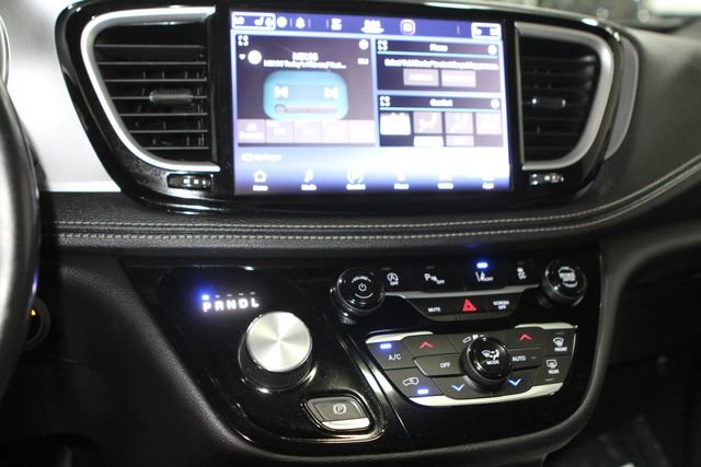 Used 2021 Chrysler Pacifica Touring-L w/ Uconnect Theater Family Group FWD image 19