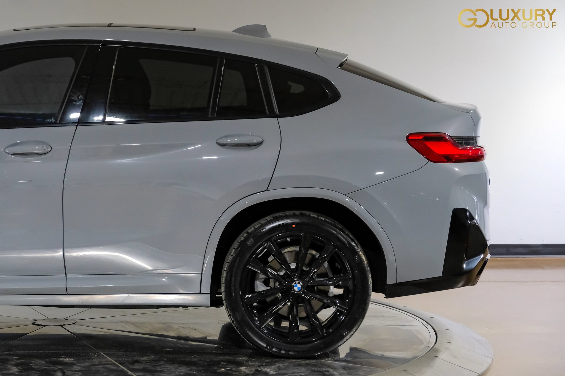 Used 2024 BMW X4 xDrive30i w/ M Sport Package AWD/4WD image 15
