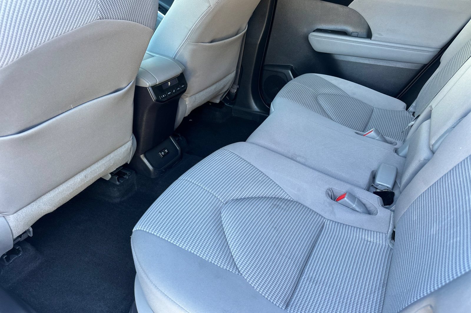 Used 2021 Toyota Highlander LE AWD/4WD image 14