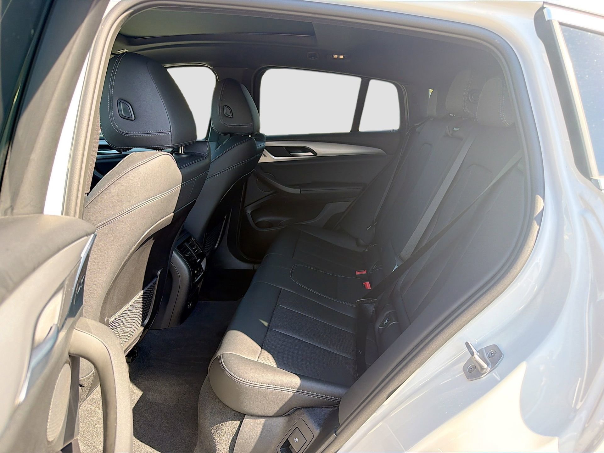 Certified 2025 BMW X4 xDrive30i w/ Premium Package image 22