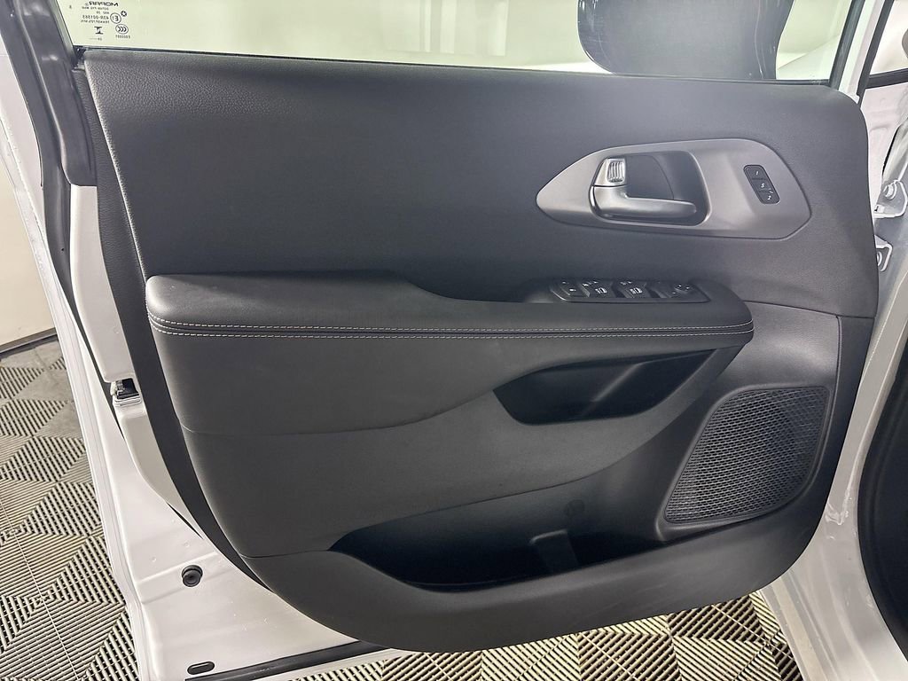 New 2026 Chrysler Pacifica Select image 10
