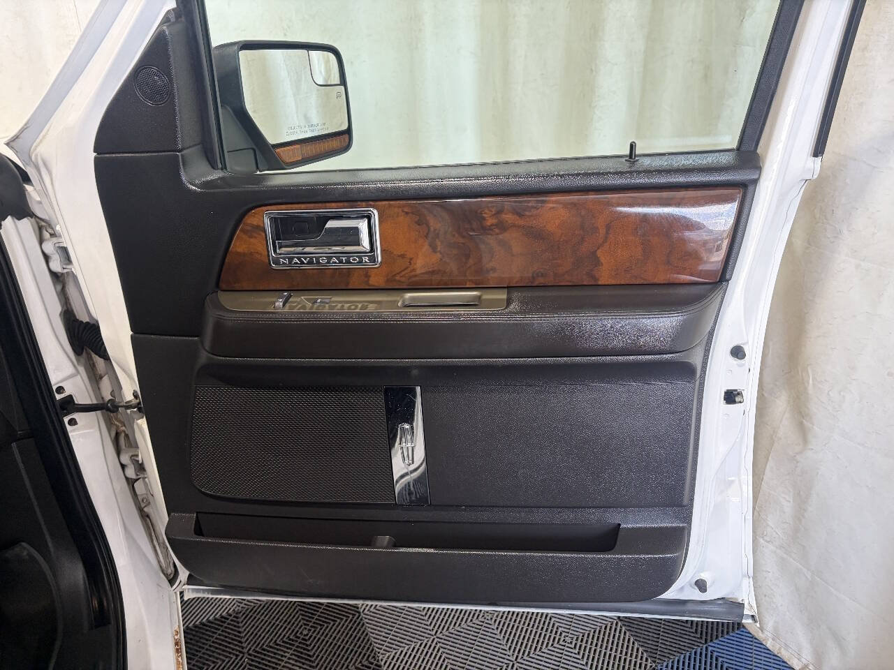 Used 2014 Lincoln Navigator L 4WD image 12