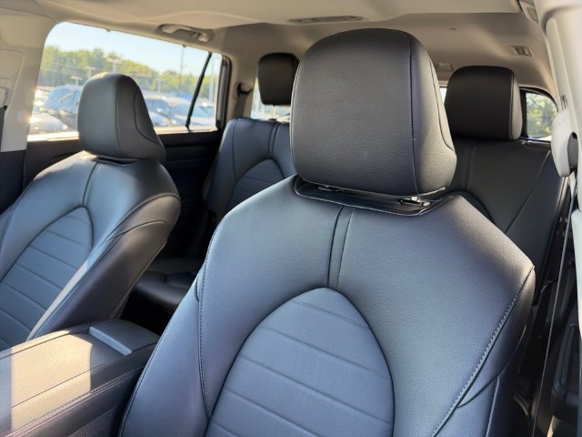 Used 2024 Toyota Highlander XLE FWD image 19