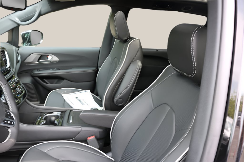 New 2027 Chrysler Pacifica Limited FWD image 12