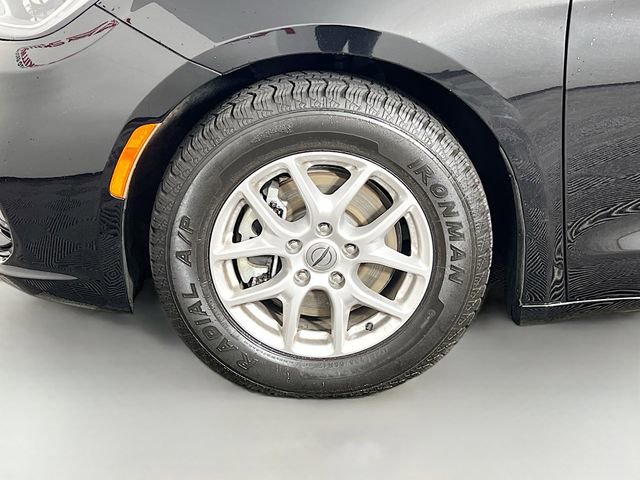 Used 2024 Chrysler Pacifica Touring-L FWD image 27