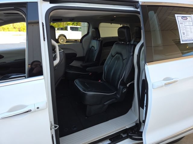 Used 2023 Chrysler Pacifica Limited FWD image 20