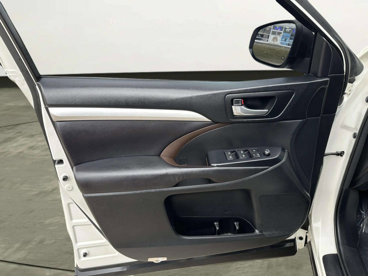 Used 2017 Toyota Highlander XLE image 10