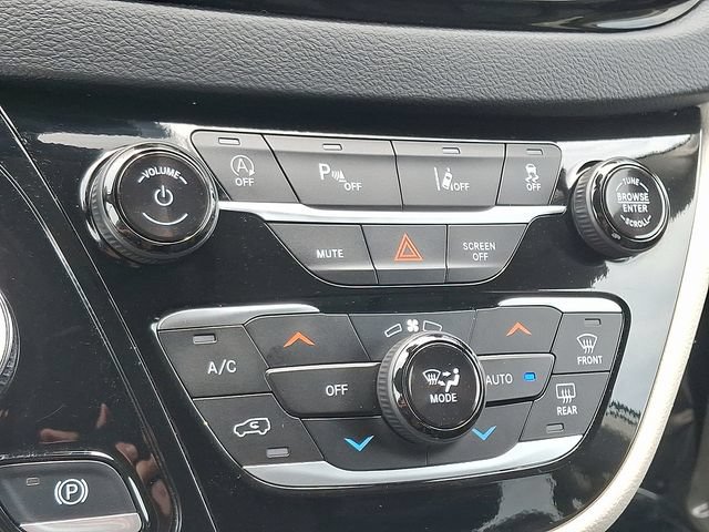 Used 2024 Chrysler Pacifica Touring-L FWD image 16