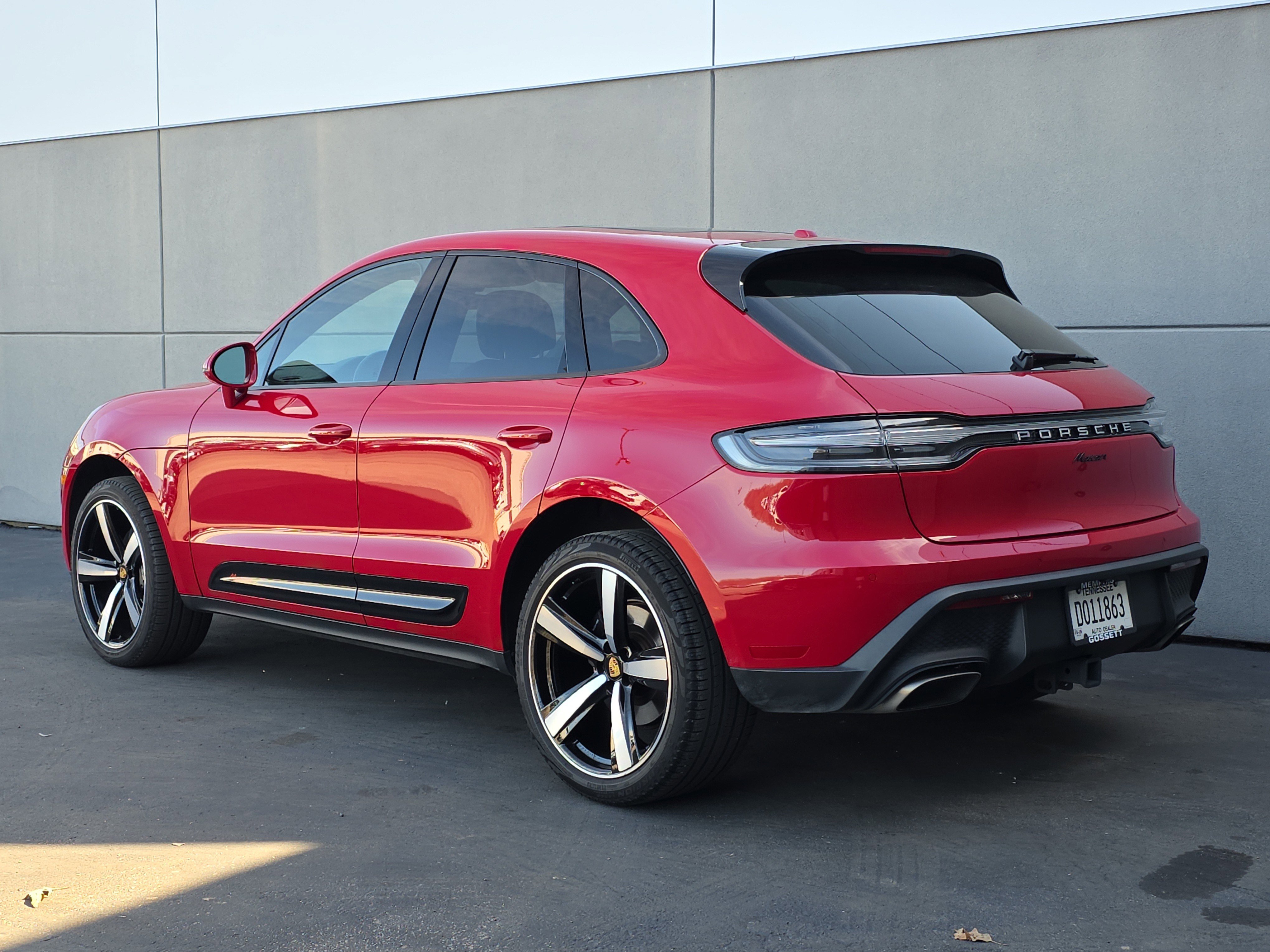 Certified 2024 Porsche Macan image 3