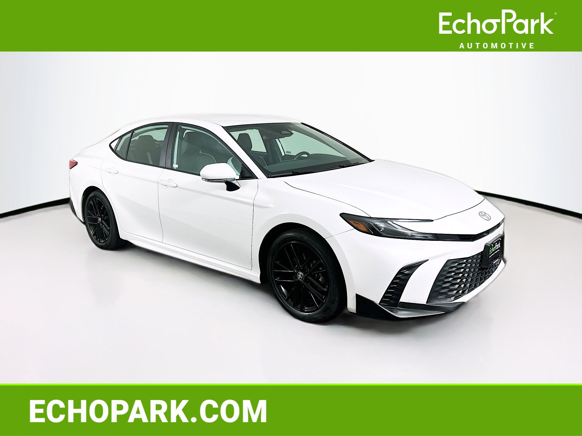 Used 2025 Toyota Camry SE image 1