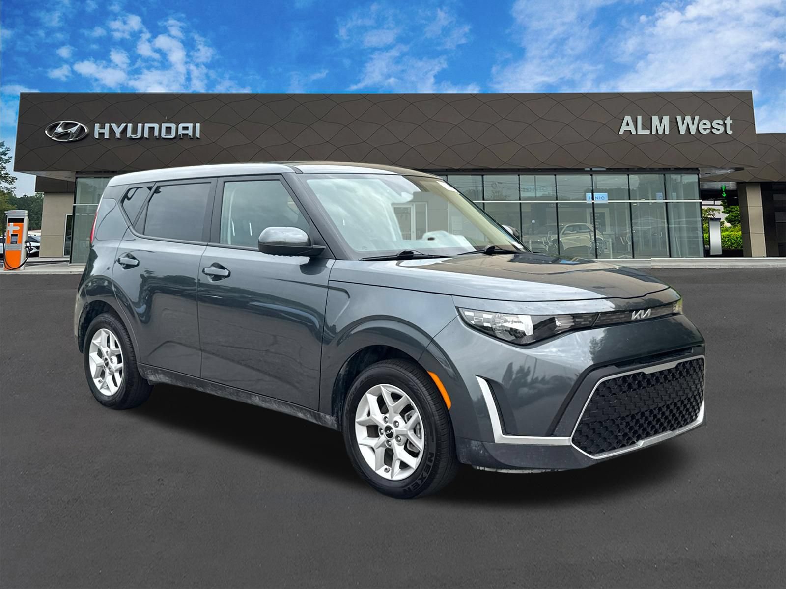 Used 2025 Kia Soul LX w/ LX Technology Package FWD image 3