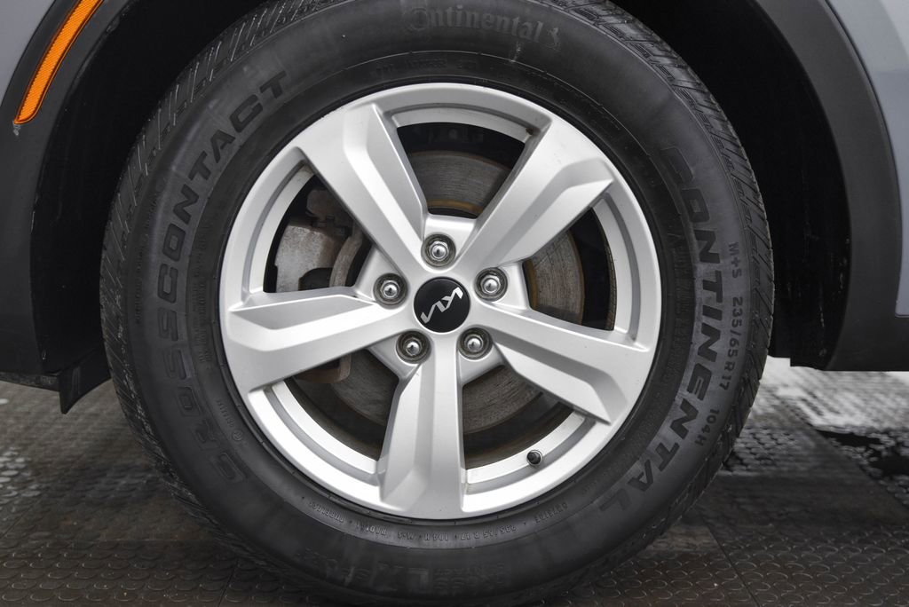 Used 2023 Kia Sorento LX image 10